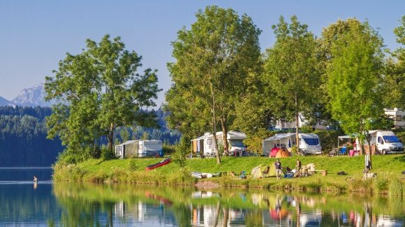 102493 Seekulisse mit Schwimmerin