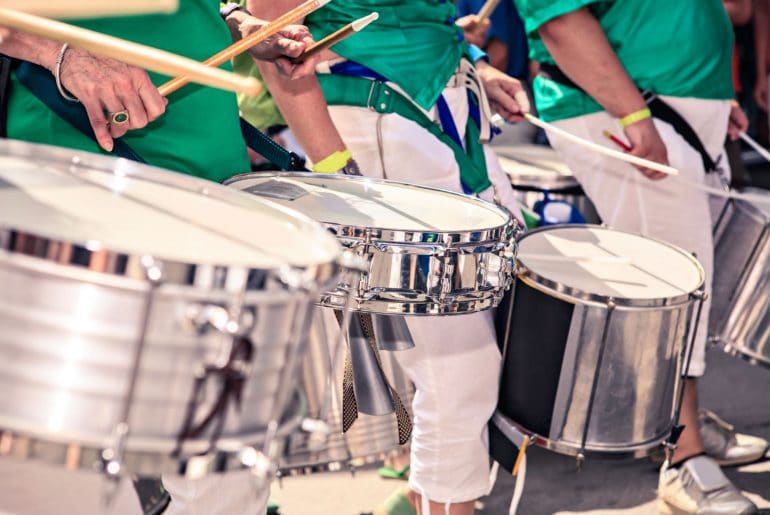 De klanken van de Caribbean steel drums galmen door de straten van Notting Hill