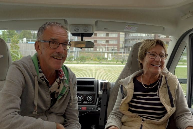 Joop en Tonny ontspannen in de camper