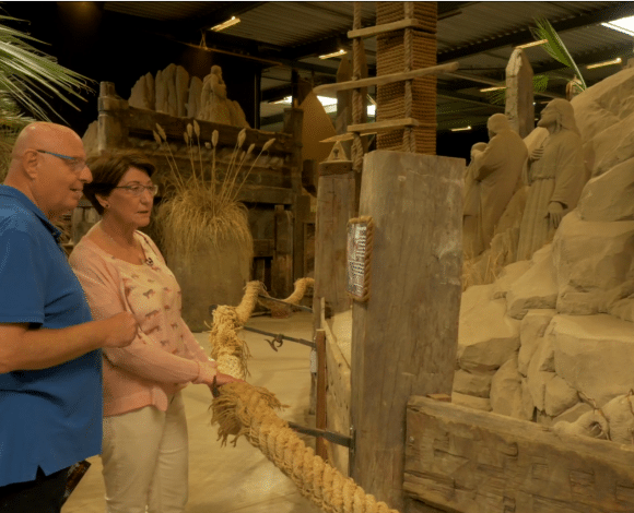 Levensgenieters bezoeken zandsculpturen in Elburg