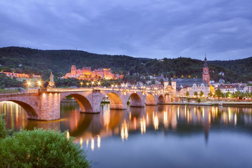 Duitse Vakantieroutes Burgenstraße Heidelberg_Entlang_der_Burgenstra├ƒe,_Alte_Neckarbr├╝cke_mit_Schloss