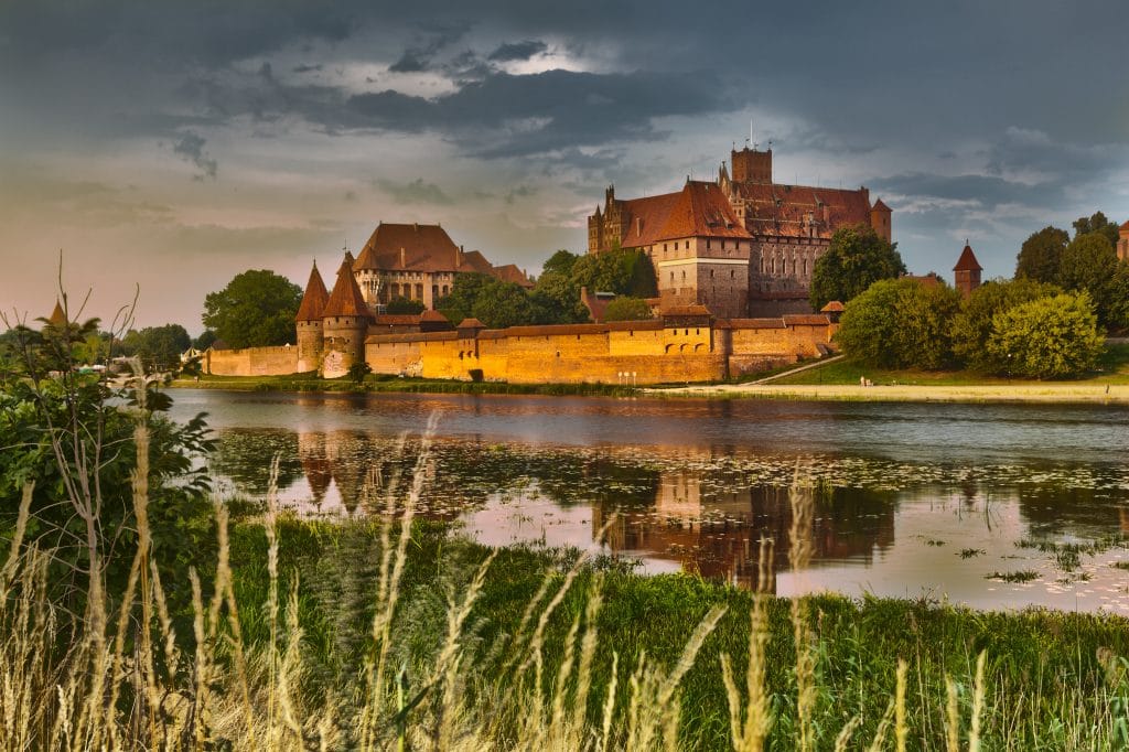 Pommeren_kasteel Malbork_HDR image of medieval castle in Malbork at night with reflection