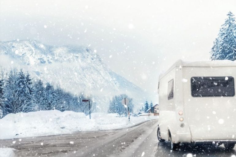 Met winterbanden rijd je een stuk veiliger in Zwitserland.