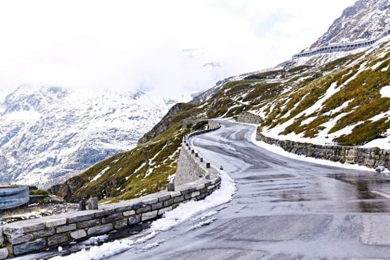 Wees voorbereid op sneeuw of ijs als je in Oostenrijk hoog in de bergen rijdt.
