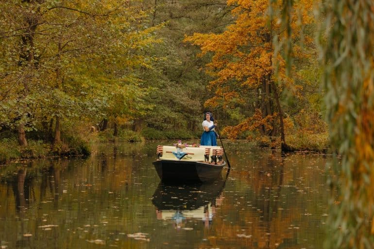 Duitse natuurparels_Schlepzig_Traditionelle_Kahnführerin_auf_der_Spree_im_Spreewald (Kopie 6)