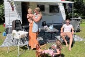 Ons Caravanneke_gezin op de camping