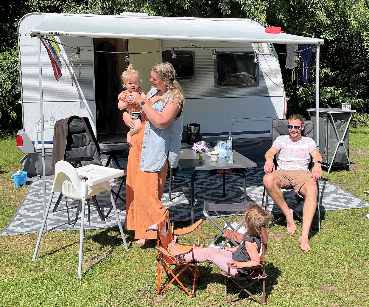 Ons Caravanneke_gezin op de camping