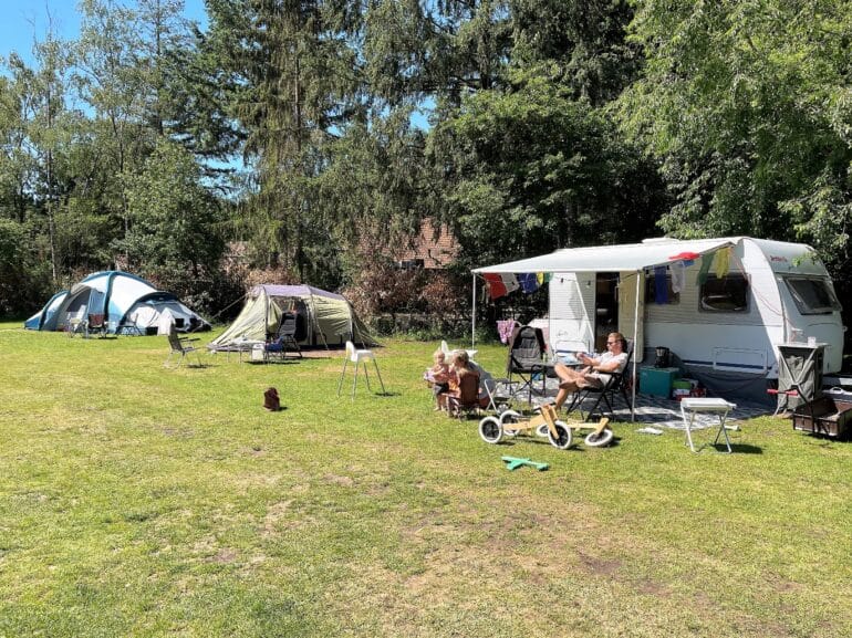 Onscaravanneke_gezin op de camping