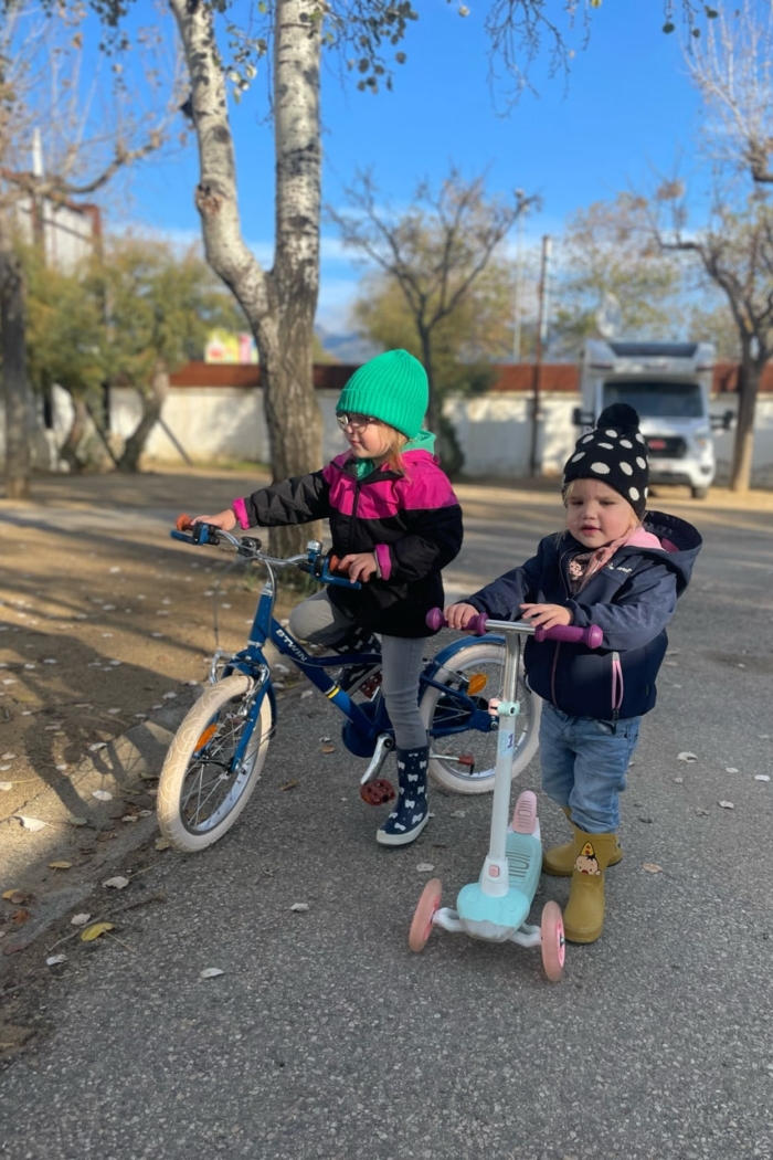 Familie Hommes_camper_Zuid-Europa_Emma en Charlie_spelen met fiets en step