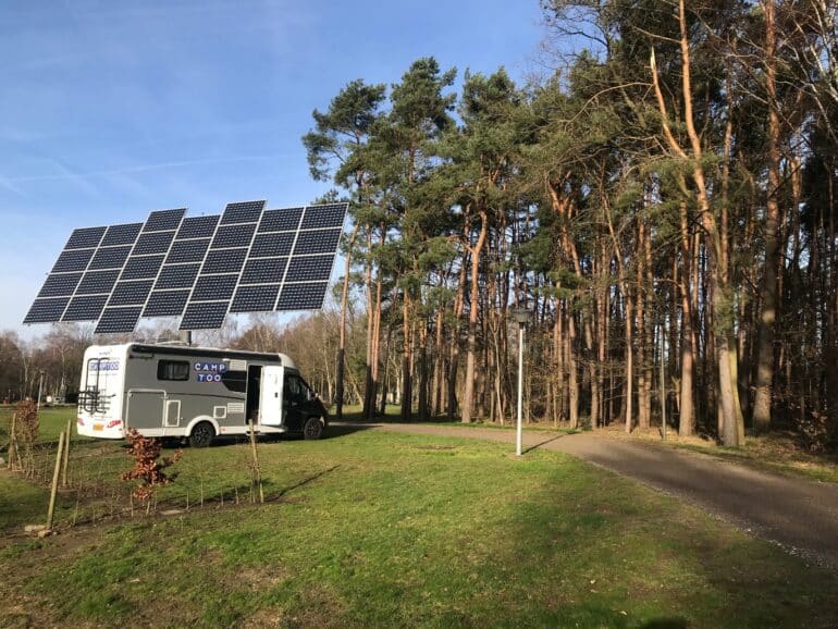 Camping-De-Binnenvaart_camper-bij-de-zonnepanelen