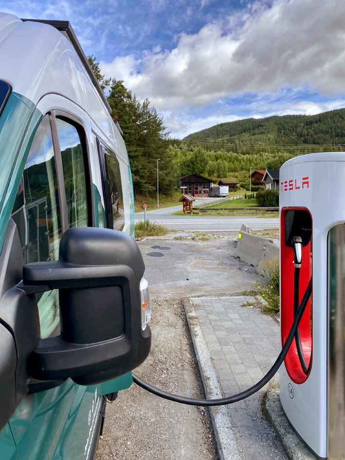 Elektrische camper_Laden bij Tesla in Noorwegen ©Jurrien Veenstra