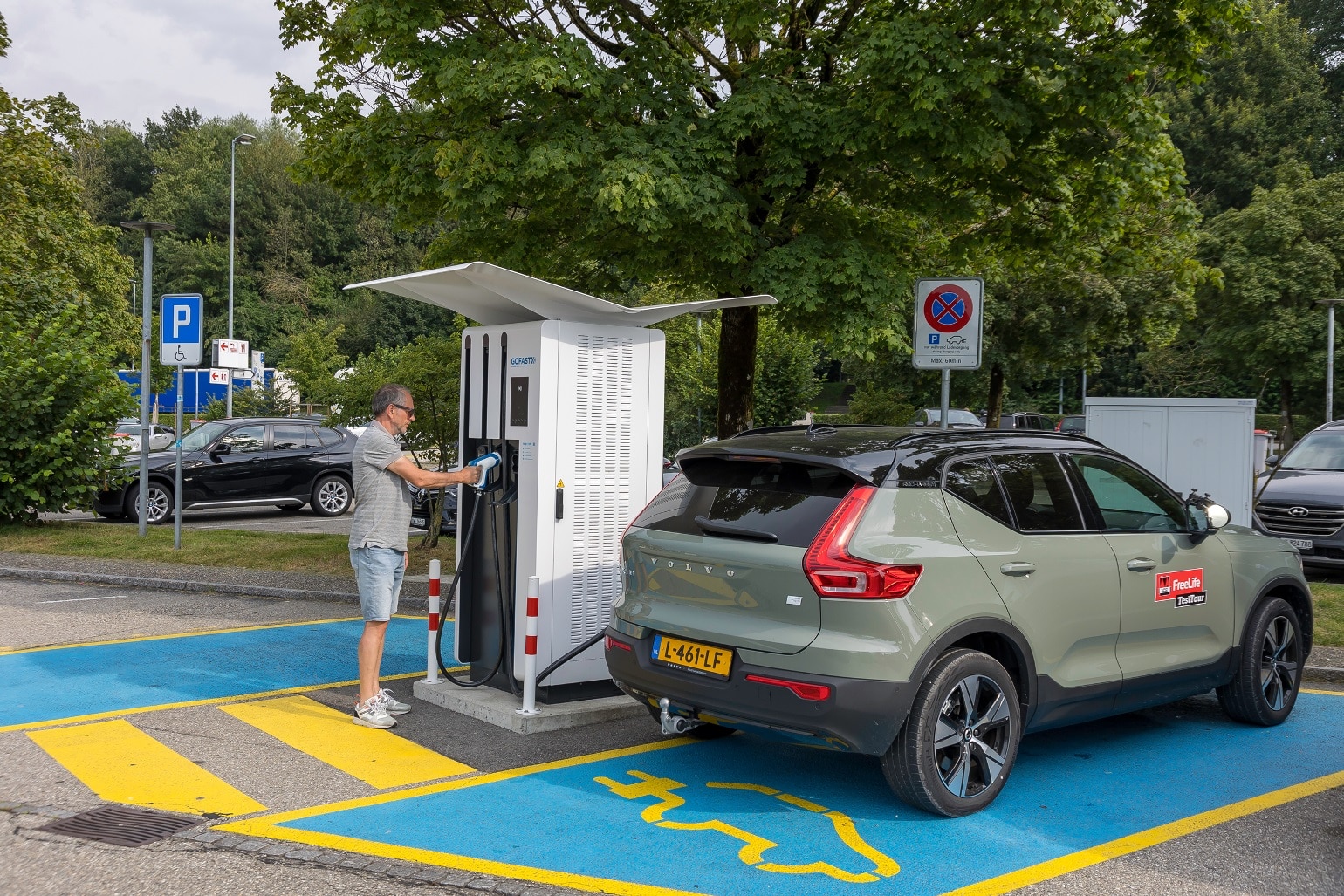 Elektrische trekauto_laden en afkoppelen