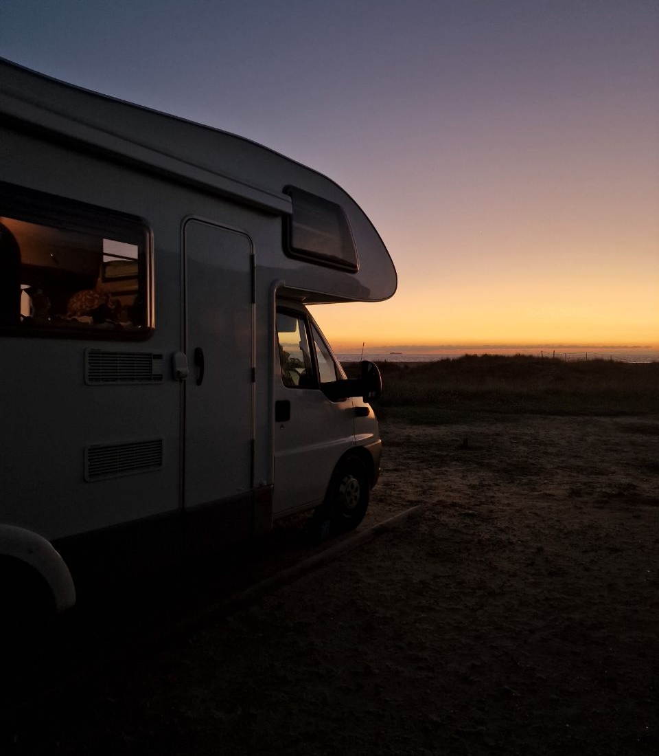 Familie Hommes_camper_Zuid-Europa_kust ondergaande zon