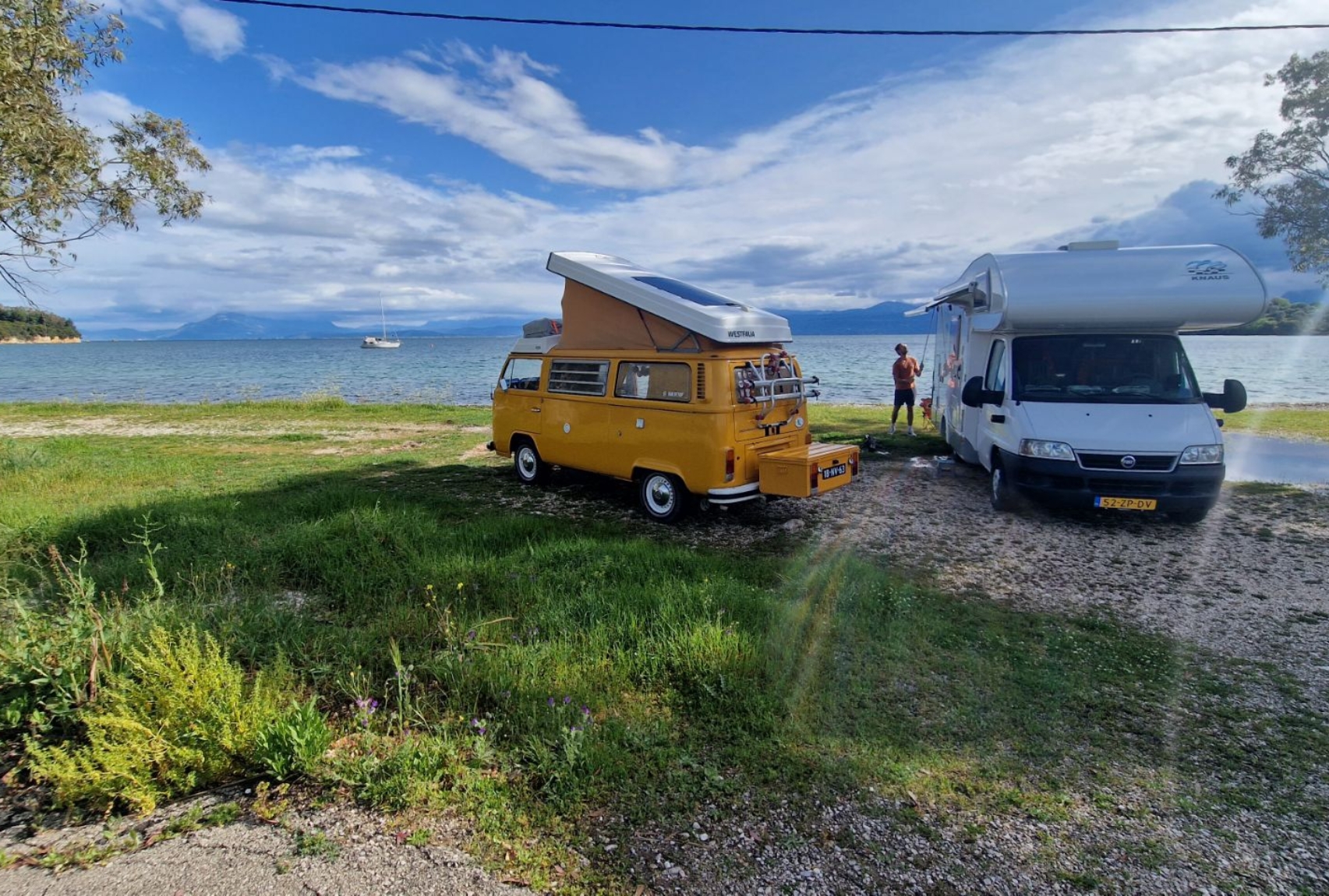 Familie Hommes_camper en VW-camper aan de kust_1705x960