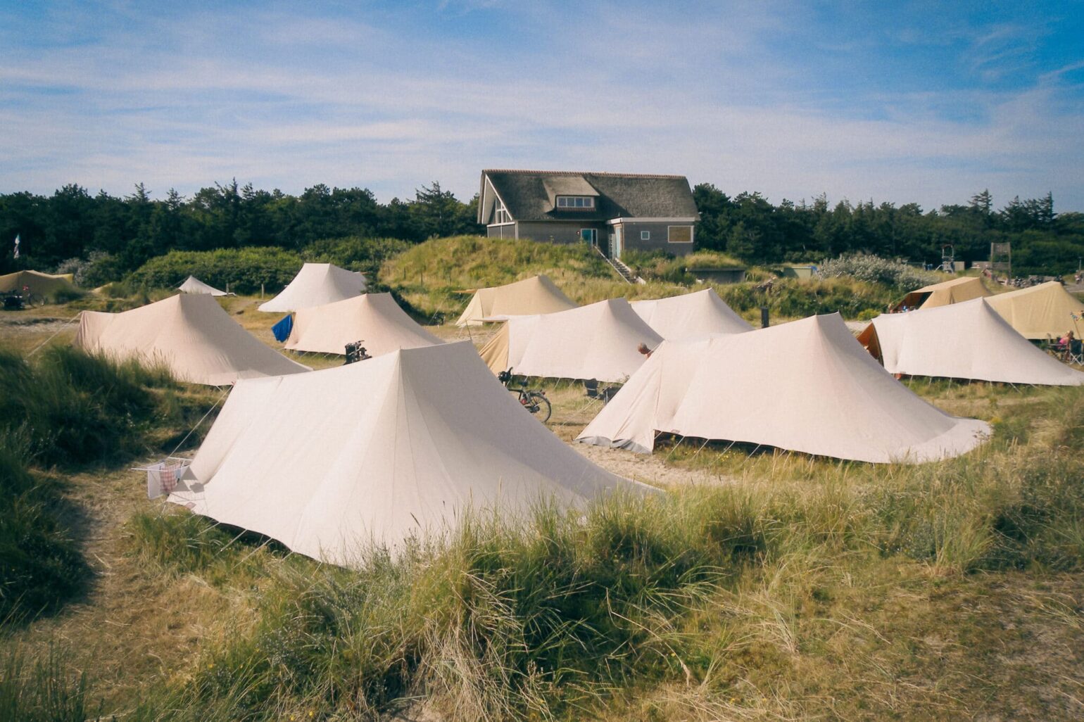 Het strand toevoegen Split De Waard tenten, al 75 jaar door weer en wind | ACSI FreeLife