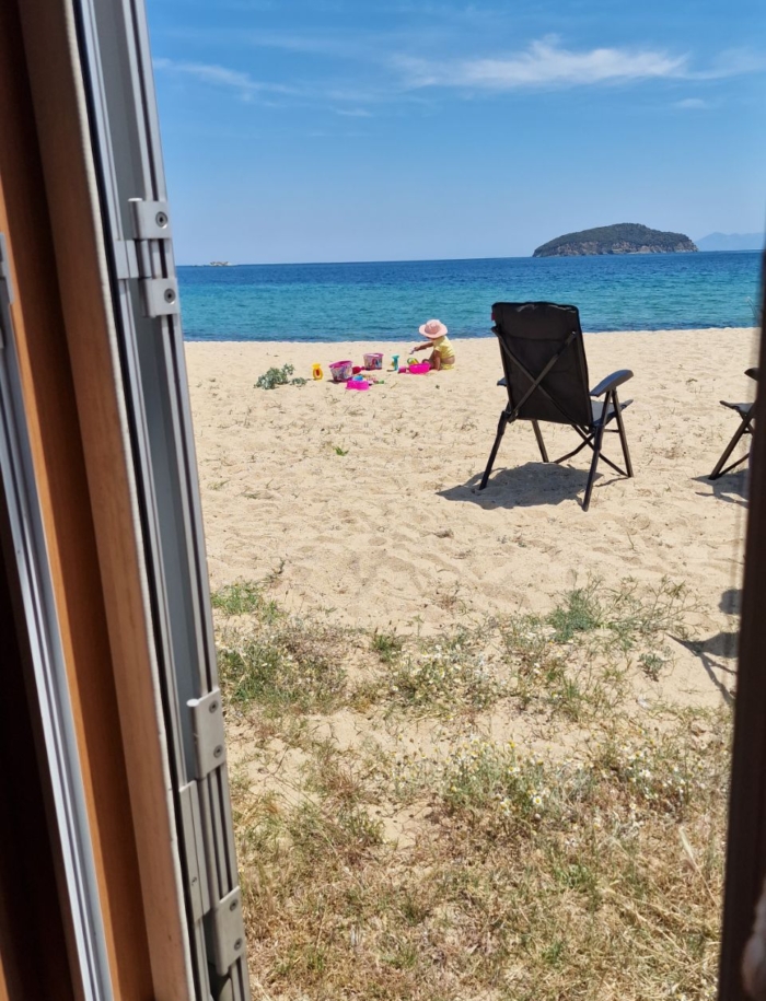Familie Hommes_camperreis_Zuid-Europa_camper aan het strand_deur open
