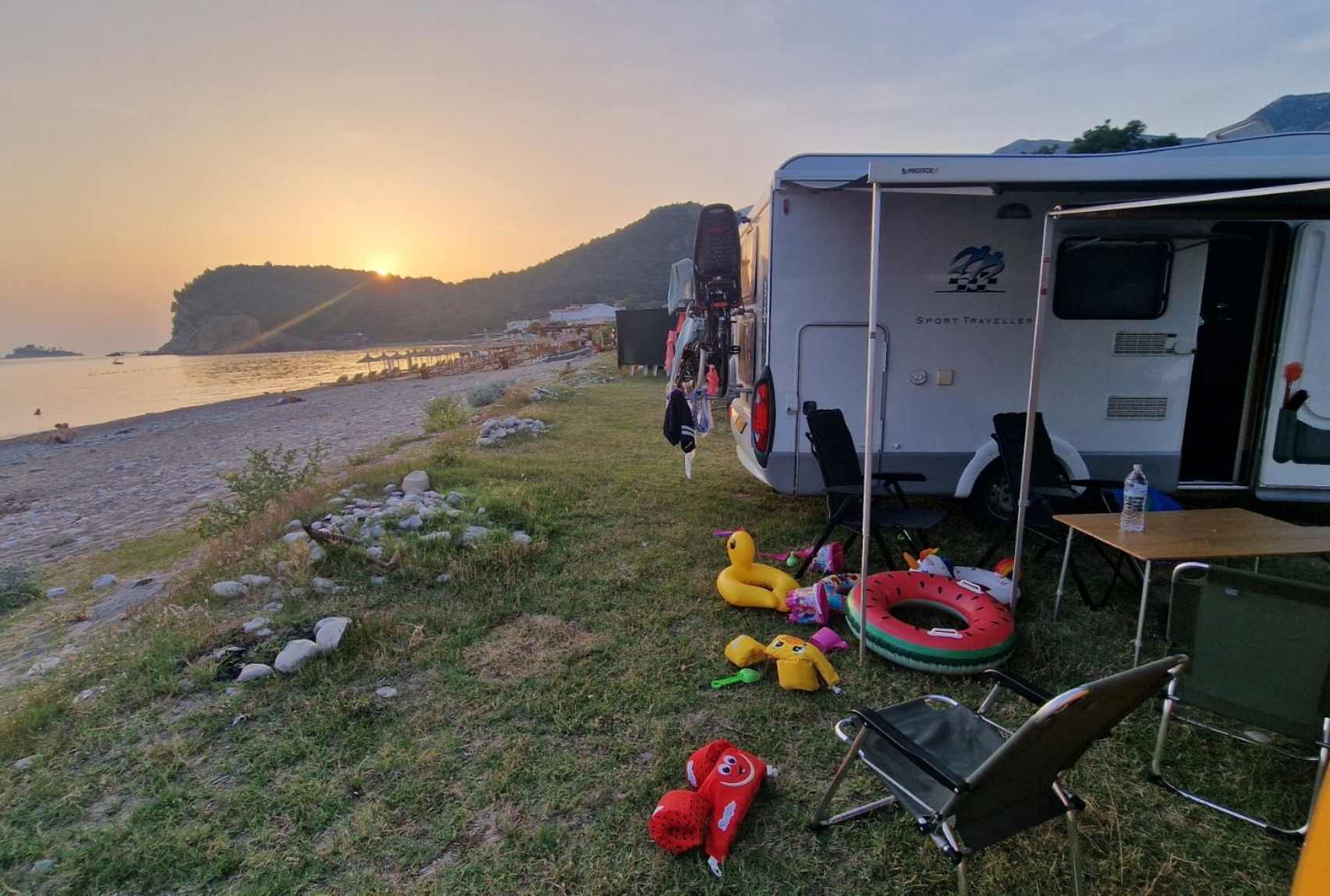 Familie Hommes_camperreis_Zuid-Europa_camper aan het strand_ondergaande zon
