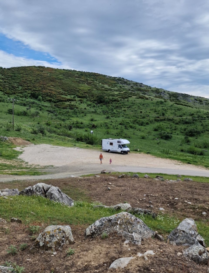 Familie Hommes_camperreis_Zuid-Europa_camper in het Griekse landschap