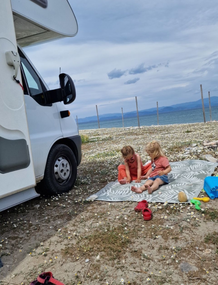 Familie Hommes_camperreis_Zuid-Europa_kinderen bij de camper op kleed