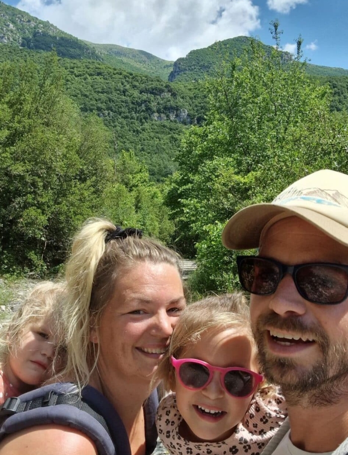 Familie Hommes_camperreis_Zuid-Europa_met z’n vieren met bossen en bergen op achtergrond