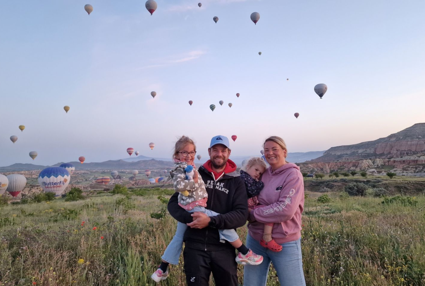 Familie Hommes_camperreis_Zuid-Europa_met z’n vieren tussen de luchtballonnen