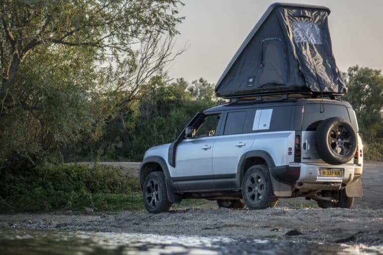 Land Rover Autohome daktent in de modder