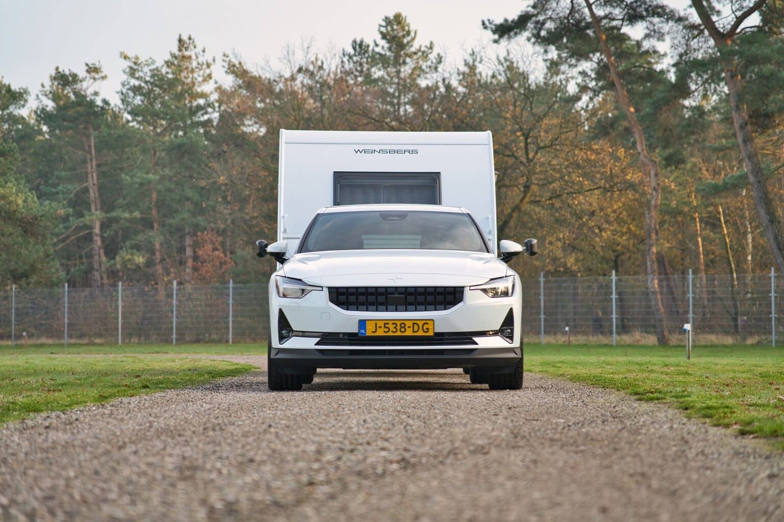 Hoe doet de elektrische Polestar 2 het als caravantrekker?