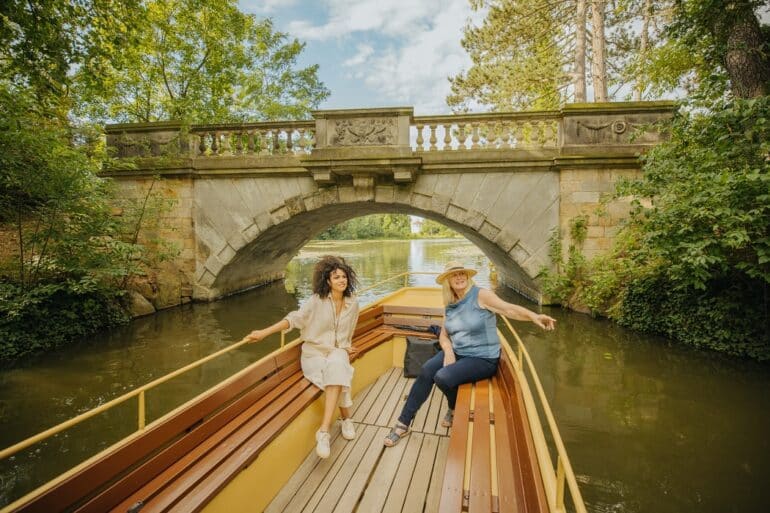 12 Duitse stedentips_Dessau-Roßlau_Oranienbaum-Wörlitz_Zwei_Frauen_auf_einem_Boot_im_Gartenreich_Dessau_Wörlitz