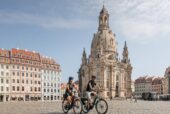 12 Duitse stedentips_Dresden_Paar_unterwegs_auf_dem_Elberadweg_besichtigt_die_Altstadt_mit_Frauenkirche