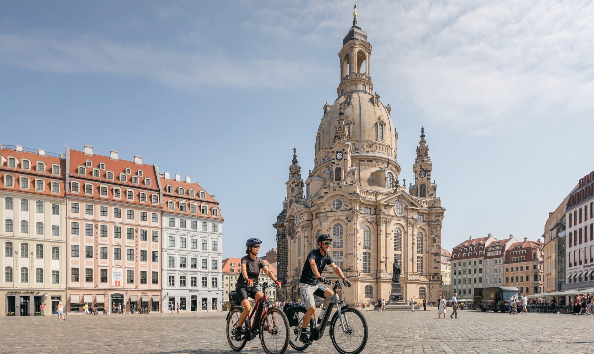 12 Duitse stedentips_Dresden_Paar_unterwegs_auf_dem_Elberadweg_besichtigt_die_Altstadt_mit_Frauenkirche