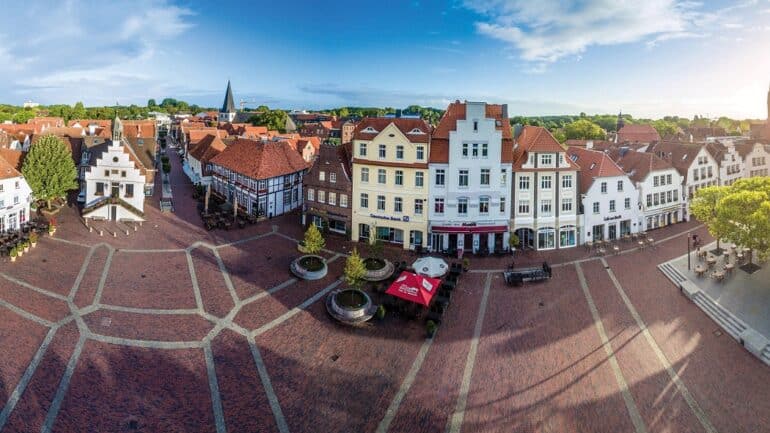 12 Duitse stedentips_Lingen (Ems)_Lingen_Marktplatz_mit_Rathaus_und_die_Alter_Posthalterei_