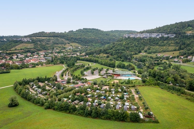 TestTour Jura 2023_testteam Gezinskampeerders_camping La Roche d’Ully_selectie dronebeeld Ornans