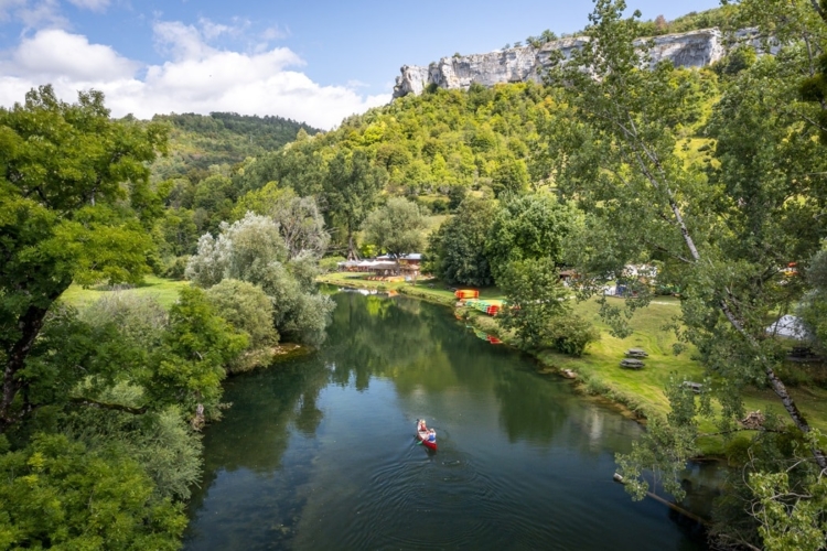 TestTour Jura 2023_testteam Gezinskampeerders_kanoën Loue_dronebeeld Ornans_Sander Besems