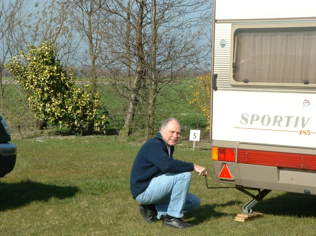 Joop Stam_caravan_pootje uitdraaien