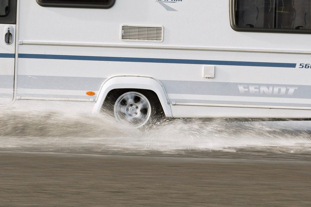 Promobil test aquaplanning caravans ingezoomd