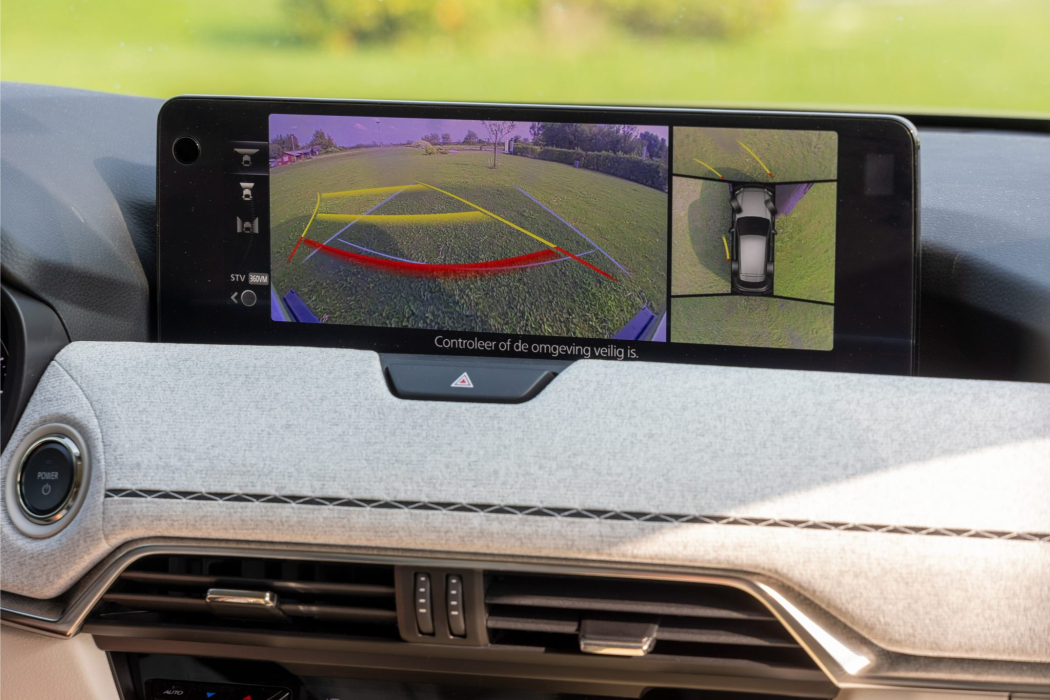 TestTour Denemarken_Fons en Rinske_Mazda CX-60 Takumi_display achteruitrijcamera