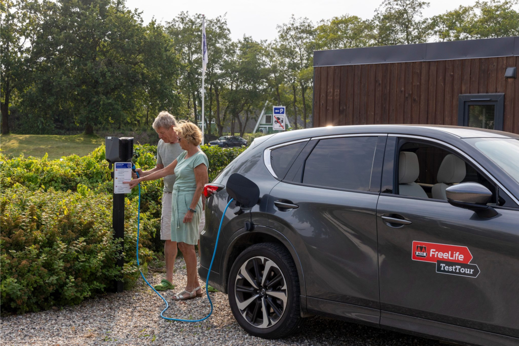 TestTour Denemarken_Fons en Rinske_Mazda CX-60 Takumi_laden
