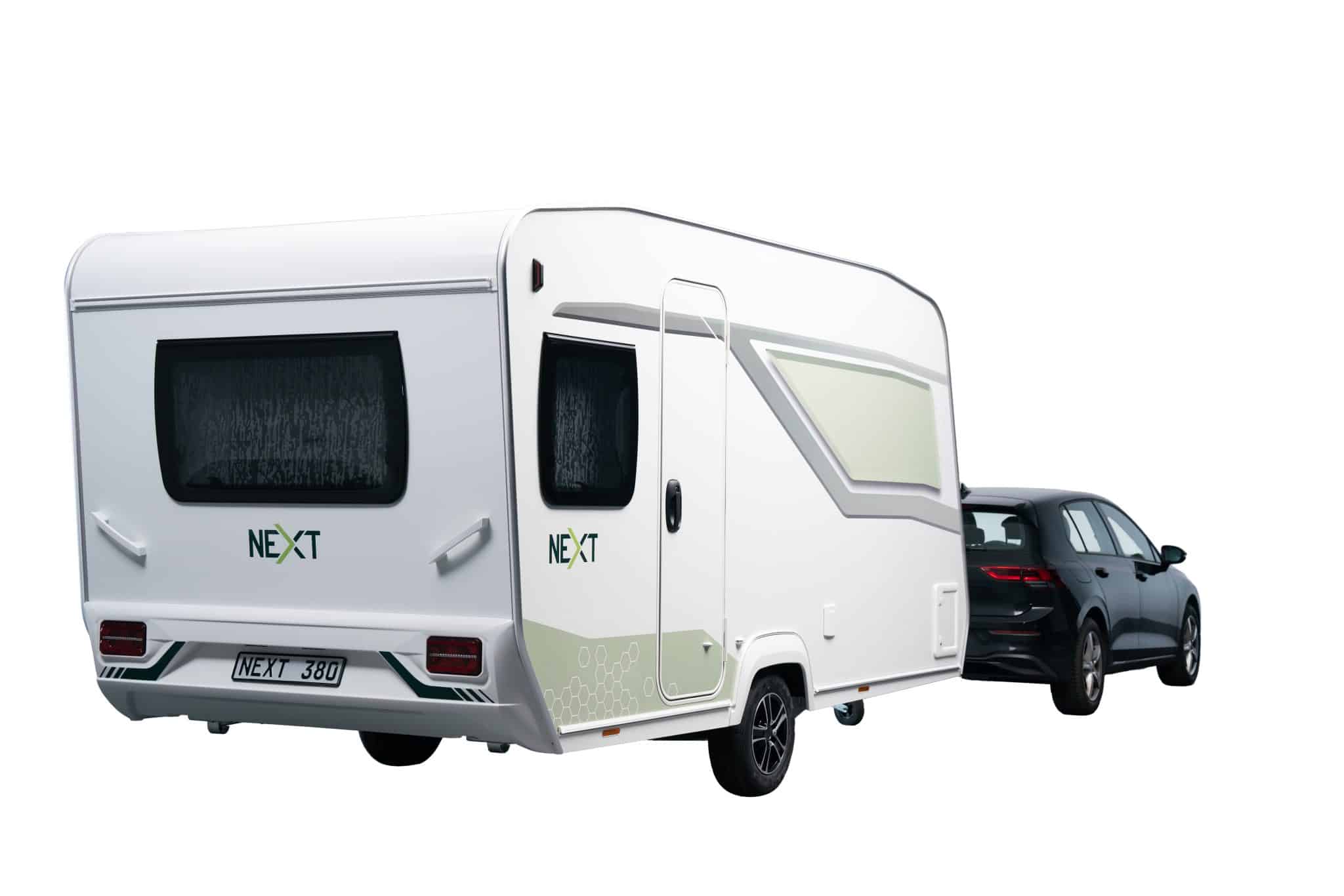 Next 380 caravan achter de auto