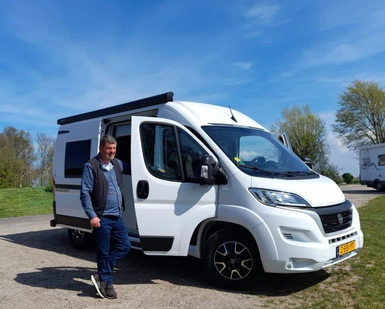 Durk voor hun Weinsberg buscamper