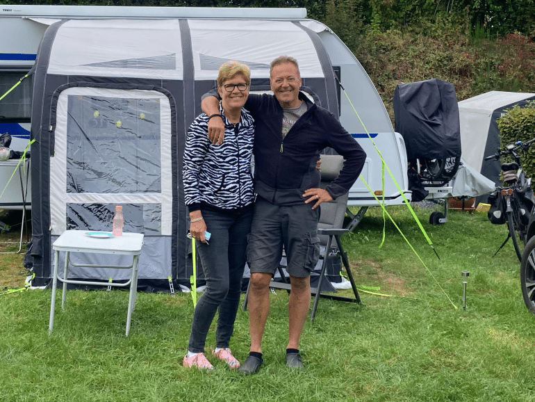 Ferry en Yolanda_bij de caravan