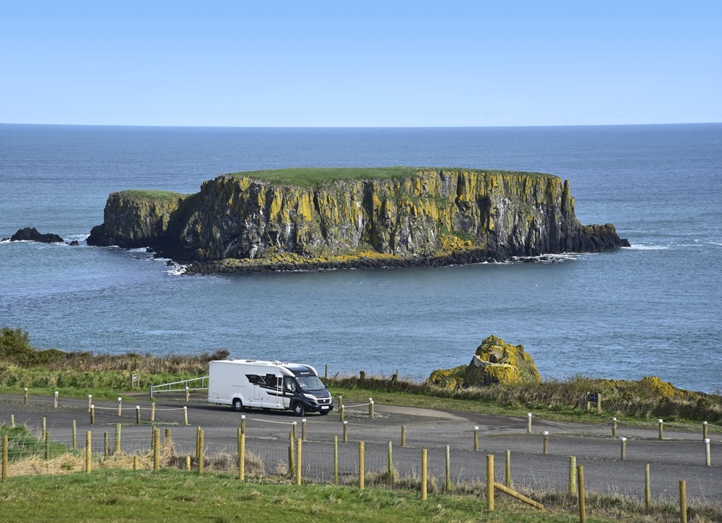 Kamperen Noord-Ierland_f_171_Nordirland_NORDKUESTE_Giants_Causeway_Park_von_CARRICK-a-REDE ROPE_BRIDGE_7504_CARSTEN_HEINKE_Ansatz