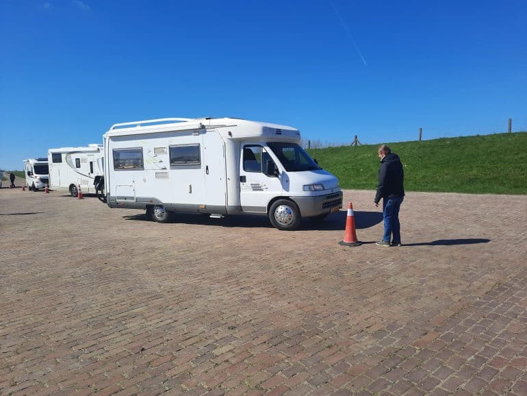 Vrouw rijdt Camper
