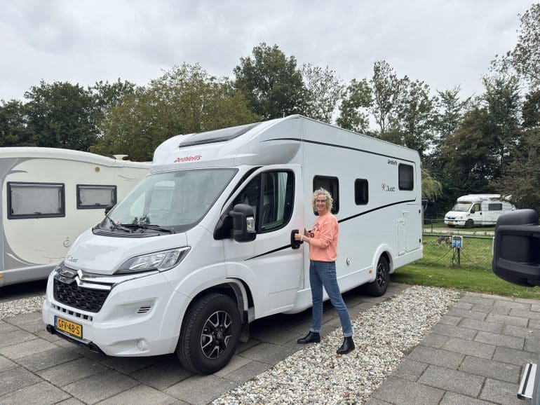 Vrouw rijdt Camper