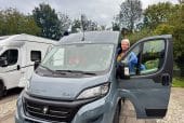 Vrouw rijdt Camper