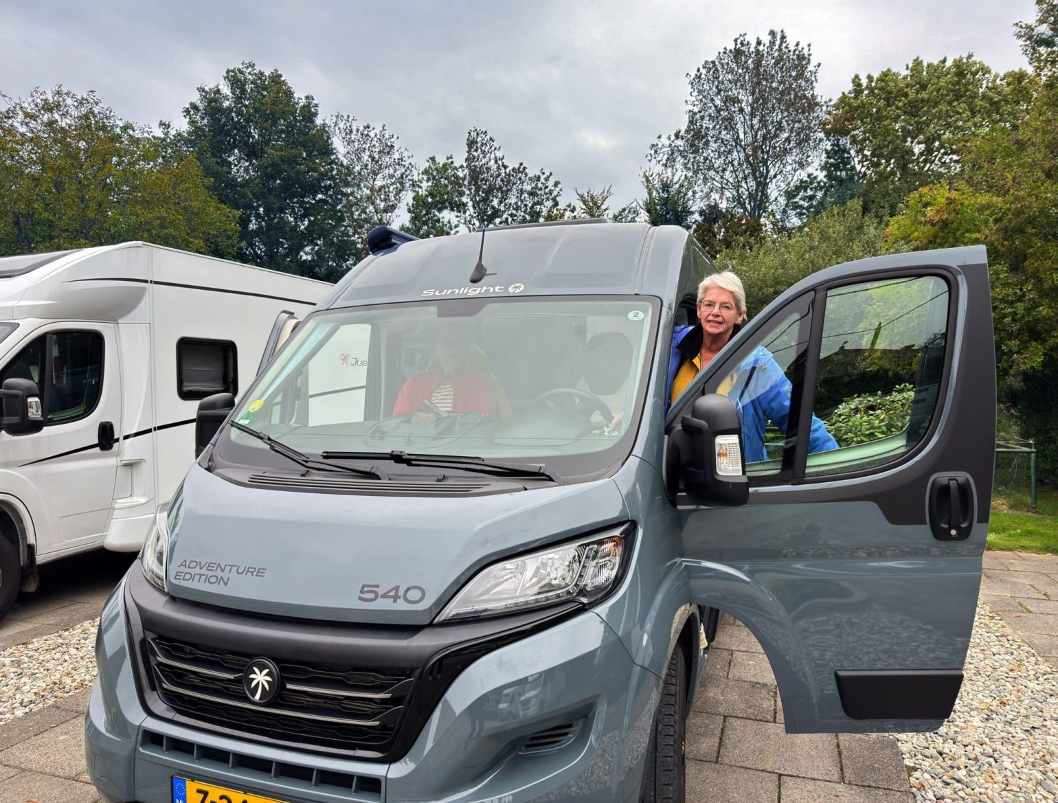 Vrouw rijdt Camper