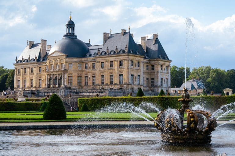 De tuinen en vijvers van kasteel Vaux-le-Vicomte.