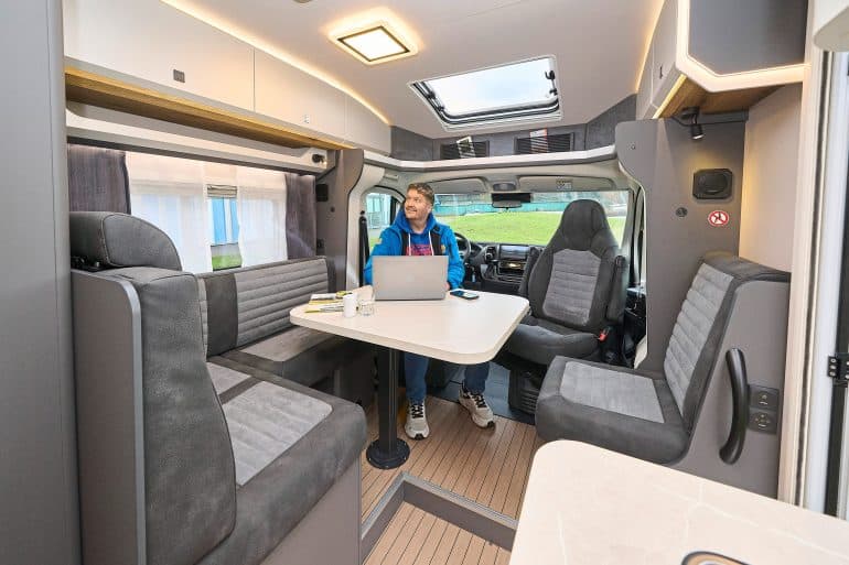 f_085_Hobby_Prestige-T-710-GE_Becker.jpg -Amendo_interieur