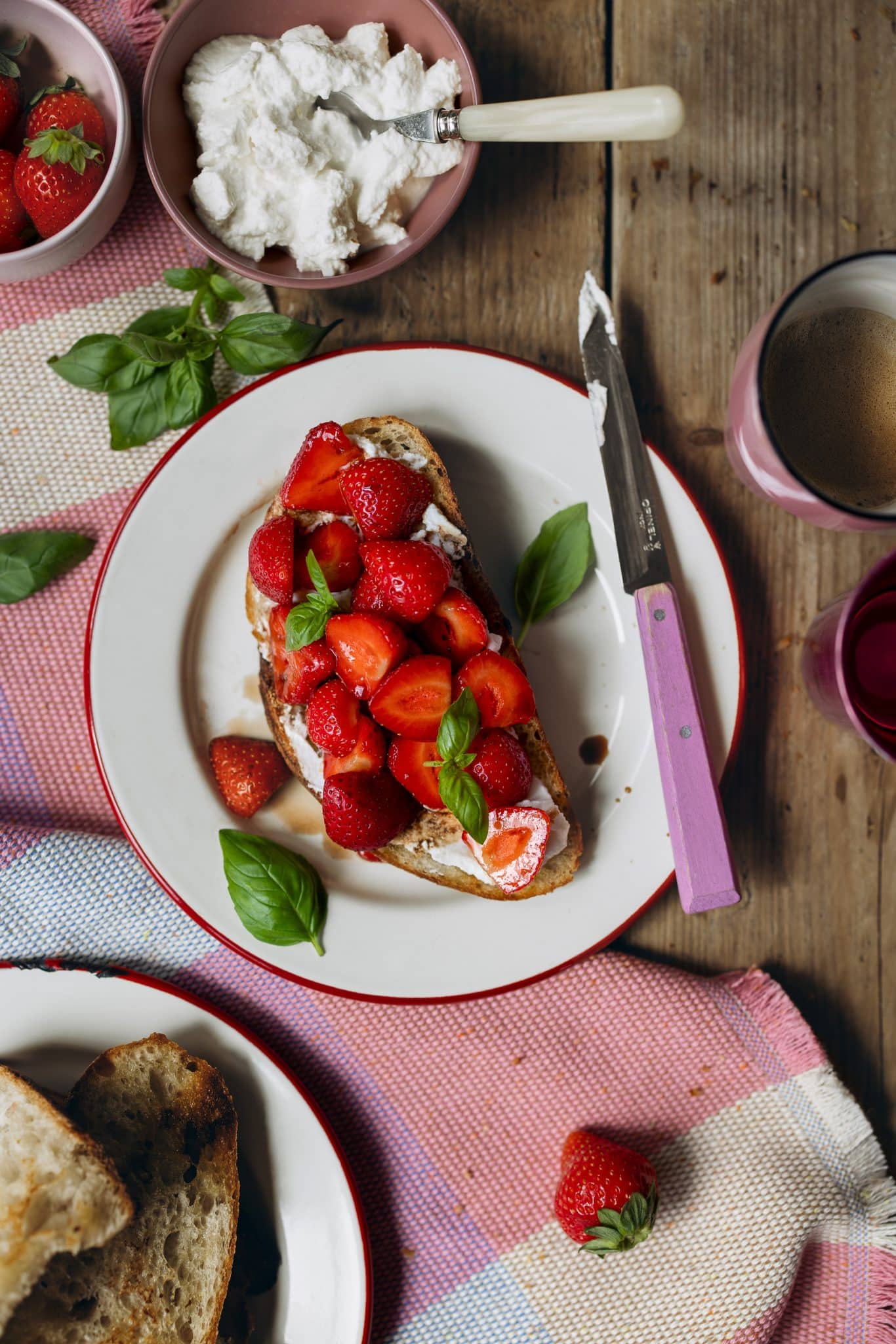 RECEPT 1 TOAST MET RICOTTA EN GEMARINEERDE AARDBEIEN scaled