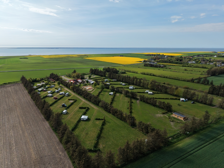 luchtfoto van camping, zee op de achtergrond