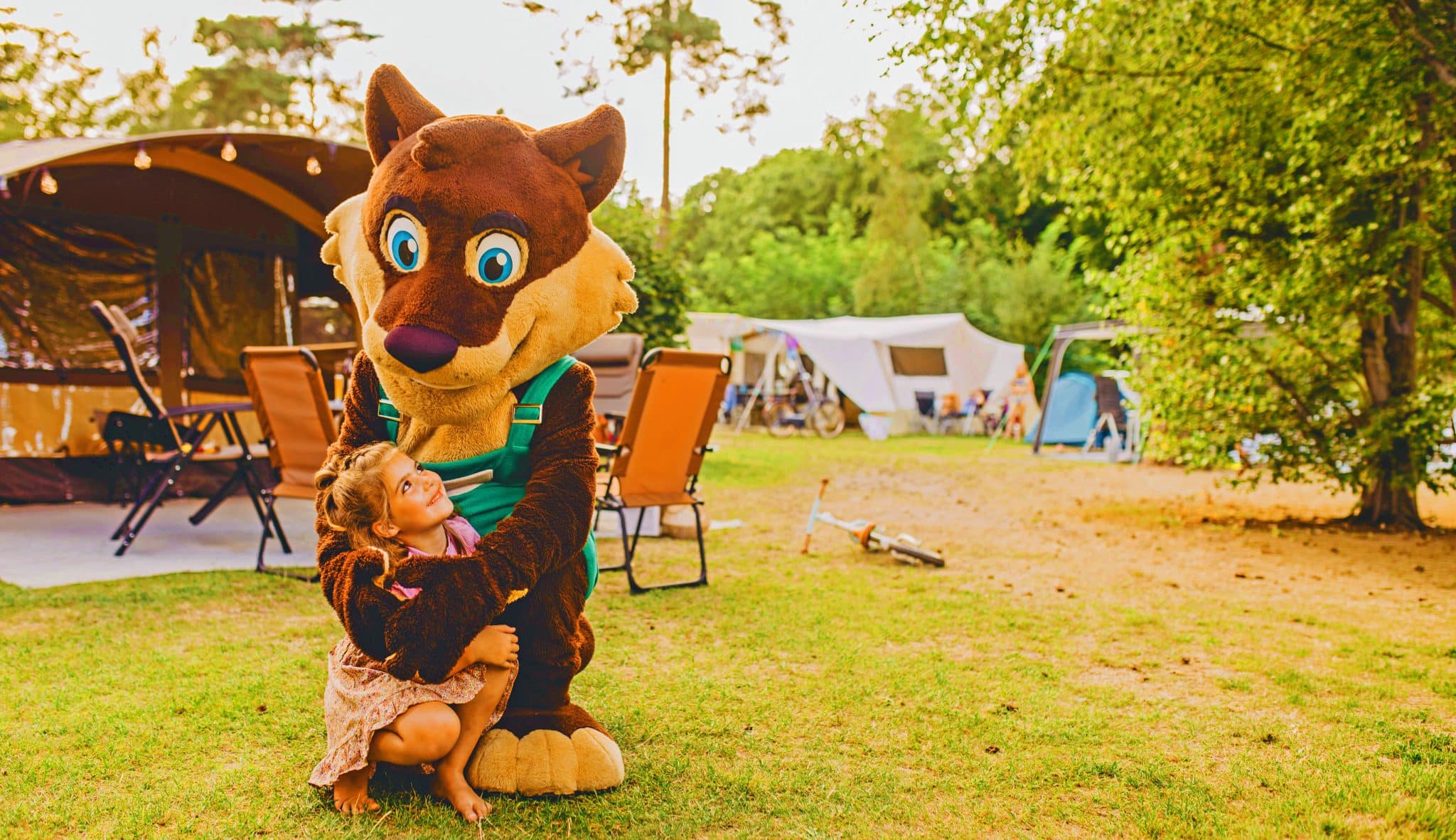 Camping de kleine wolf animatie kuffelen wolfie verliefd scaled